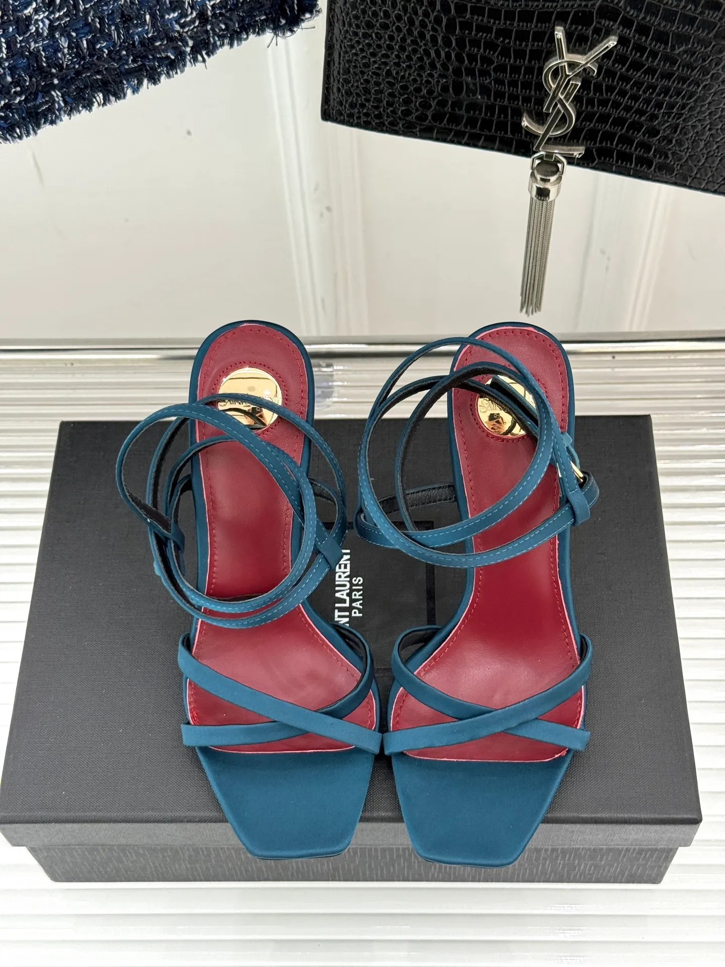 👟👟Ex-factory price 600👟👟 Saint Lauren*YSL Saint Laurent classic spring and summer letter heel cross-strap high-heeled sandals. High-heeled shoes that are suitable for both men and women. I love them. They are indeed the brand that understands women best. They are sold out as soon as they are new‼ ️ Especially the side lines are designed to be smooth, natural and slimming, making the whole pair of shoes layered and feminine. No matter what your usual style is, you must try it! The upper is made of imported cow patent leather, the lining is mixed sheepskin, and the Italian genuine leather outsole Heel height: 10.5cm Size: 35-39 (34/40/41 customized)